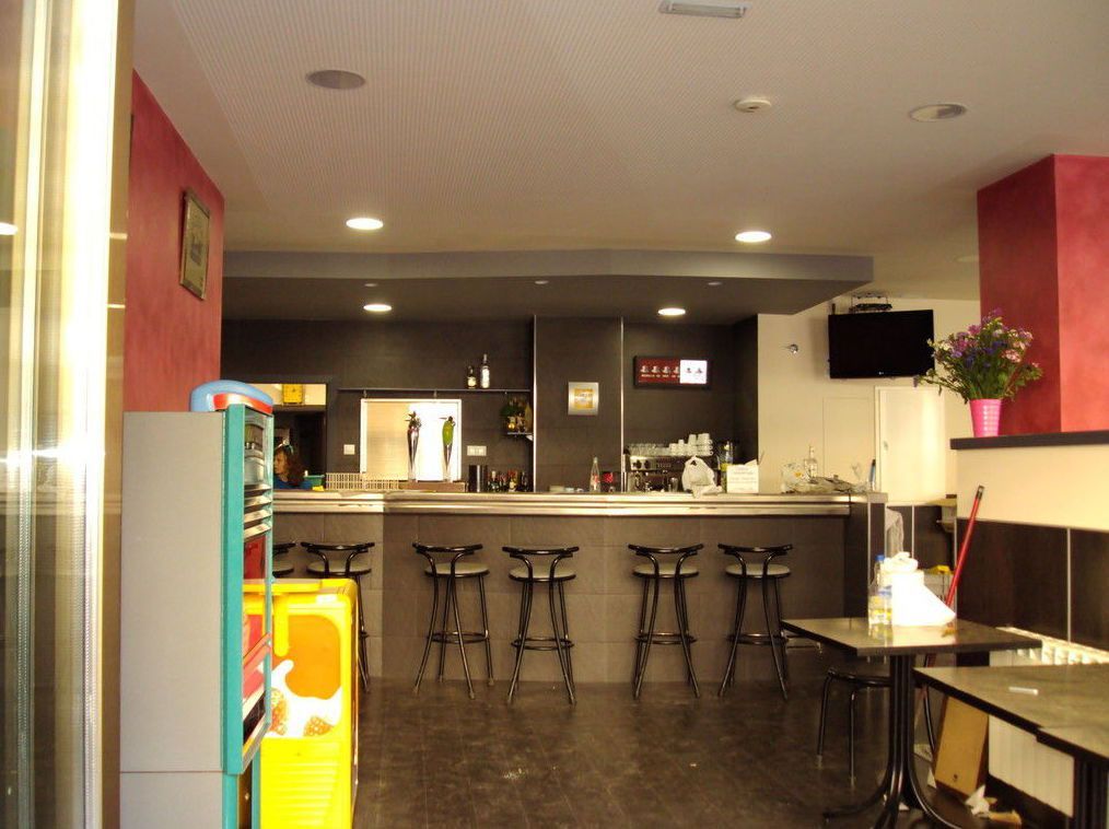 Interior de bar con barra antes de reforma